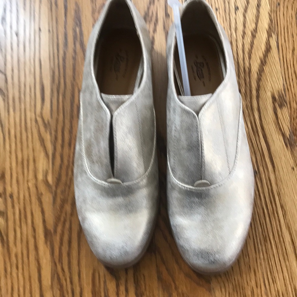 Go bass loafers size 7.5 Gold